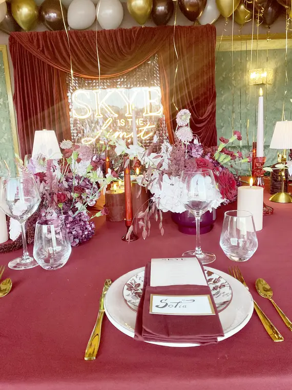 Dîner d'apparat — cristal & camaïeu rouge