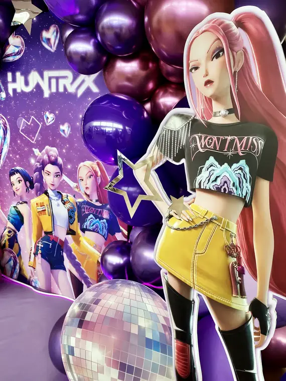 Décor de personnages — univers pop violet