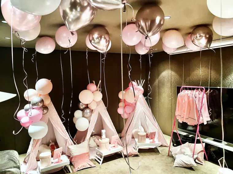 Pyjama party — tipis & guirlandes lumineuses