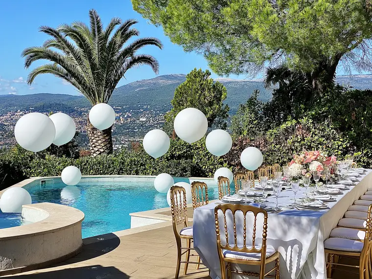 Réception en bord de piscine — palmiers & ballons nacrés